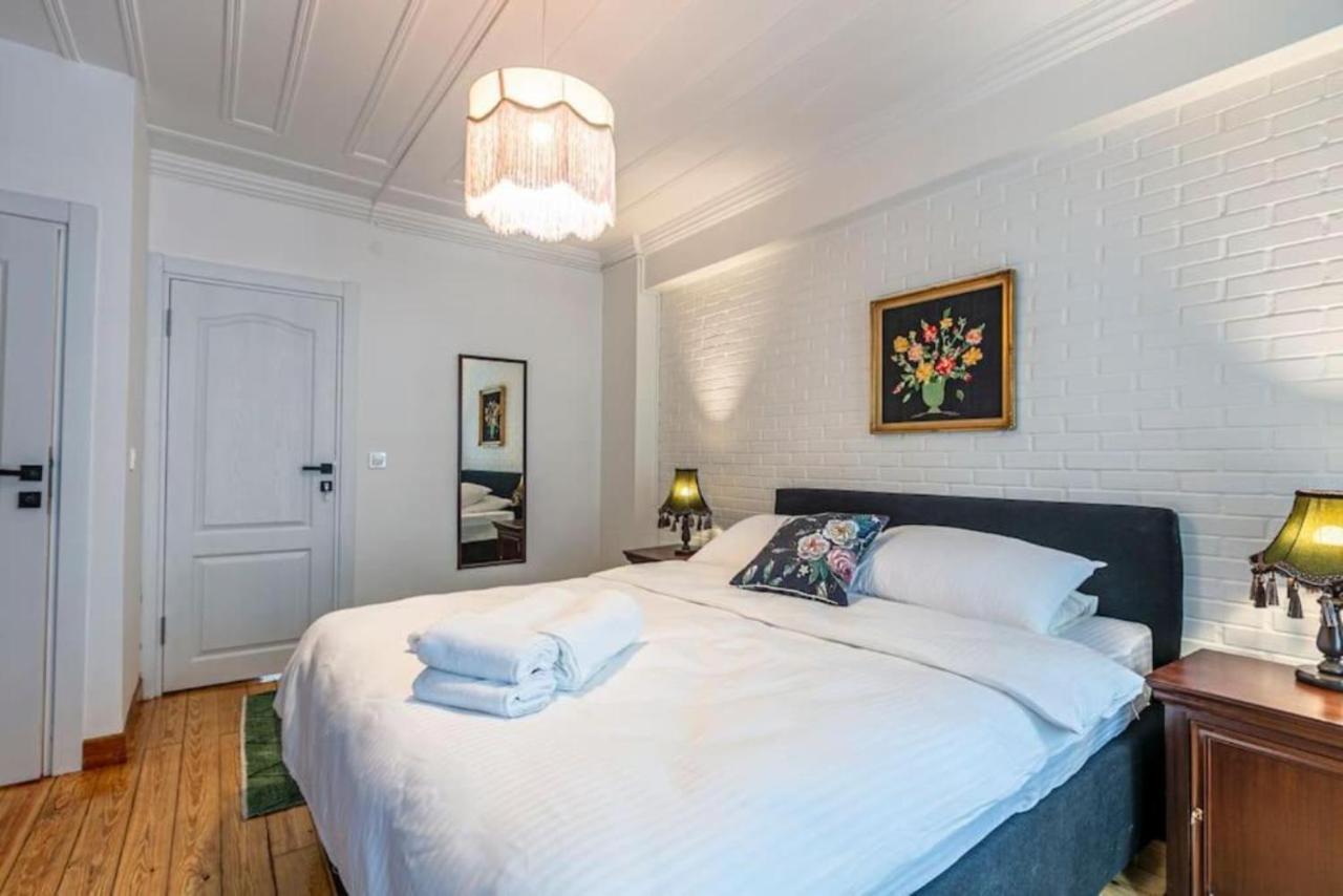 Historical 4-Br Home Steps From Besiktas Stadium & Bosphorus Views - Prime Nisantasi Location! Isztambul Kültér fotó