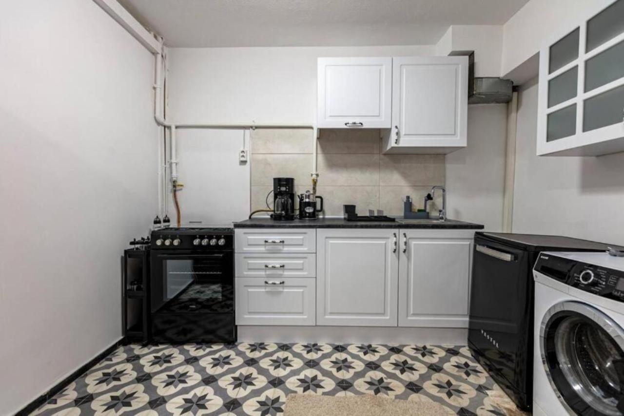 Historical 4-Br Home Steps From Besiktas Stadium & Bosphorus Views - Prime Nisantasi Location! Isztambul Kültér fotó