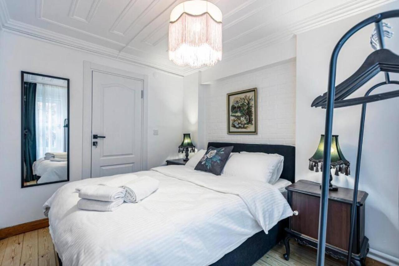 Historical 4-Br Home Steps From Besiktas Stadium & Bosphorus Views - Prime Nisantasi Location! Isztambul Kültér fotó